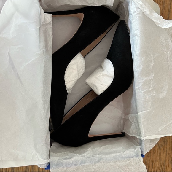 Stuart Weitzman Black Suede Pumps, Size 38.5 - Picture 10 of 12